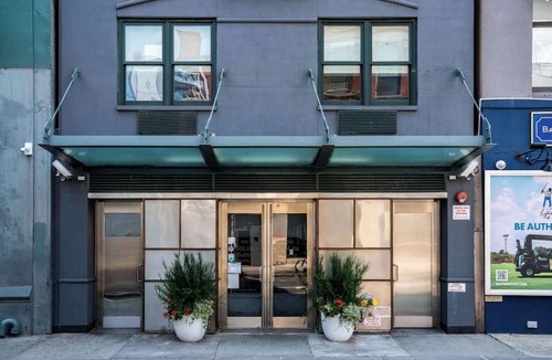 Williamsburg Hotel | Steps from Little Italy + Free Wi-Fi & Coffee Bar