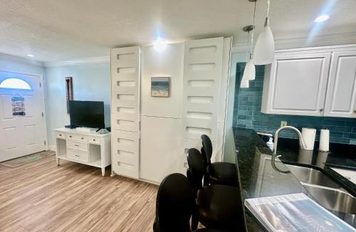 Belle Vista Apartment | Steps to beach with No Resort Fees and FREE parking 2