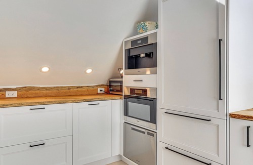 Glen Ridge House | Steps to NYC Train! Charming Carriage House Loft