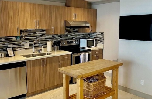 Riley Park House | Steps to Trendy S. Main St/Walk to Pubs/Bus/Skytrain/Shops/Near Hosp.