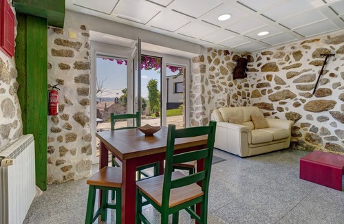 Bico Apartment | Studio Apartment with Mountain View, Shared Pool and Wi-Fi