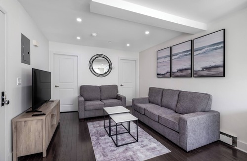 Queens Apartment | Stunning NYC Two Bed - 20min from JFK & LaGuardia Airport!