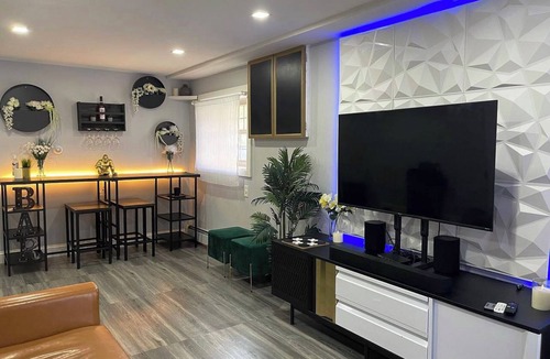 Rochdale Apartment | Stylish Cozy 2-bedroom with Bar, Yard, Private Parking Near JFK/Queens