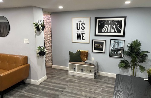Rochdale Apartment | Stylish Cozy 2-bedroom with Bar, Yard, Private Parking Near JFK/Queens