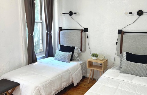 Central Park North Bed & Breakfast | Stylish & Spacious 2BR Apartment in the Heart of Harlem, close to Transportation