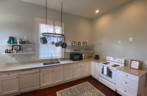 West Riverside House | Summer Rates Reduced! Spacious, Uptown - renovated single story 2 Bed, 2 Bath