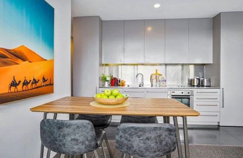 Auckland Central Business District Apartment | Sunlit City Fringe Apartment wth Heat Pump+Carpark