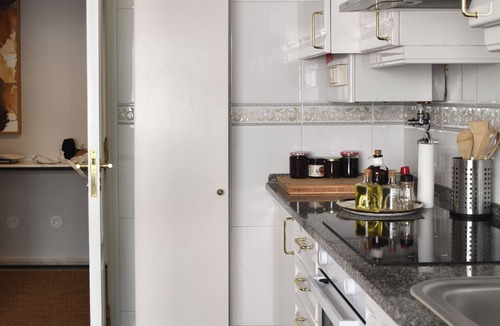 Linda A Velha Apartment | Sunny 2-Bed Apartment 10 min to Lisbon | Jamor Park View | Private Parking