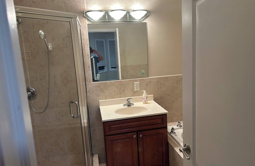 Palisades Park House | Sunny, Convenient 3-bedroom house with AC in Palisades Park