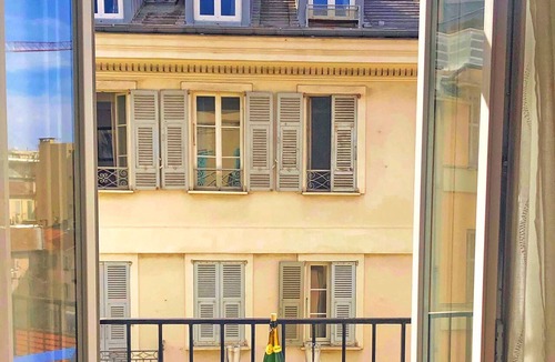 Jean-Medecin Apartment | Sunny one-bedroom corner apartment with a balcony. Next to Place Masséna.