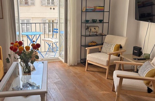 Jean-Medecin Apartment | Sunny one-bedroom corner apartment with a balcony. Next to Place Masséna.