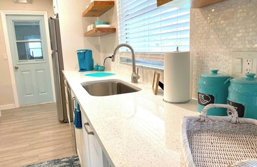Lantern Park Units House | Sunshine Seekers Getaway: 3BR beach retreat w/hot tub & games!