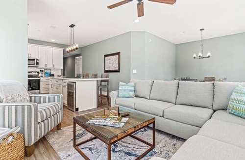 Corolla Light Condo | Swell | Walk to the Beach | Hot Tub, Dog Friendly, and Community Pool
