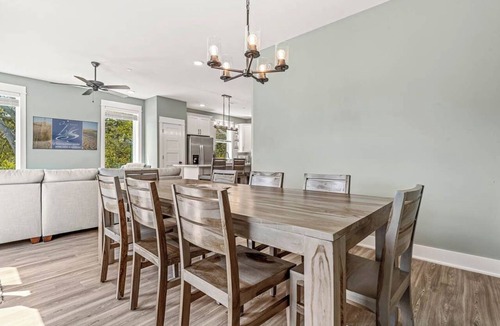 Corolla Light Condo | Swell | Walk to the Beach | Hot Tub, Dog Friendly, and Community Pool