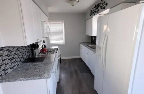 Greater South Side House | The Airport Sanctuary. Minutes to Airport and DWTN.