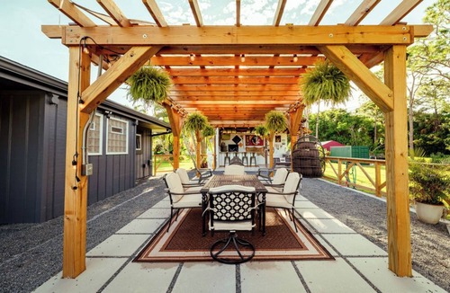 Jupiter Farms House | The Cabin – 3BR Log Retreat w/Outdoor Bar & Grill