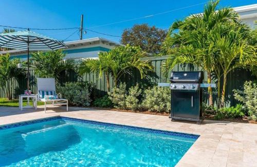 Grandview Heights House | The Luxe Sunshine Villa w Private Pool House