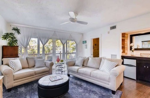 Flamingo Parks House | The Periwinkle House – Bask Poolside at this Sunlit West Palm Retreat