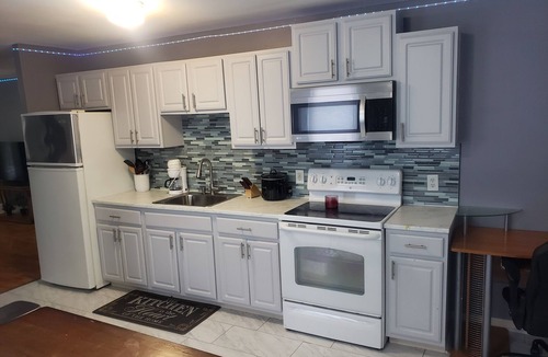 Asylum Hill Apartment | The Silhouette! Chic 1-bedroom with WiFi and AC in serene Hartford