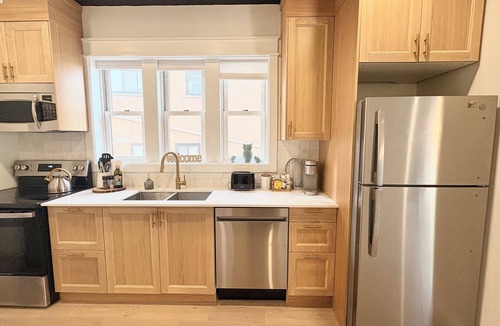Kitchener House | The Walnut on Victoria Park | 2 Bedroom 1 Bath 3 Beds| Main Floor w Basement