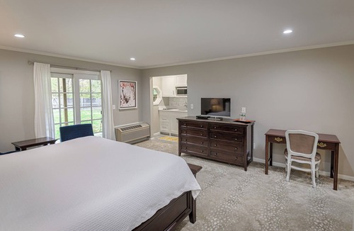 Ridgefield Hotel | The West Lane Inn - King Studio Suite with kitchenette