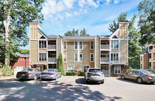 Charlotte Condo | Top Fl 2BR Modern Exec Condo Fast Wifi Near Hospitals Easy Parking