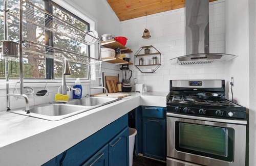Big Bear House | Top-Rated Treehouse Retreat with Hot Tub & Mountain Views, Pet Friendly