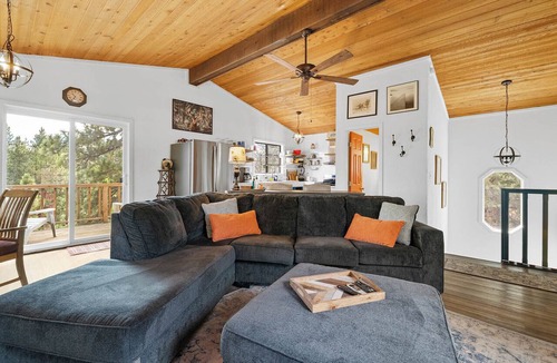 Big Bear House | Top-Rated Treehouse Retreat with Hot Tub & Mountain Views, Pet Friendly