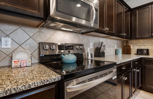 Four Corners House | Townhome With Private Pool, BBQ & Free Waterpark!