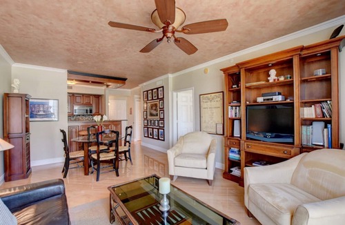 Grandview Heights Condo | Traditional Charm in the Heart of West Palm –2BR w/Garage Parking & Pool Access