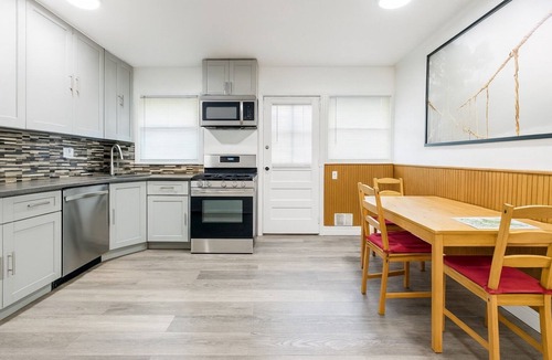 Hempstead House | "Tranquil Getaway: Stay Serenity in Suburban Bliss!"