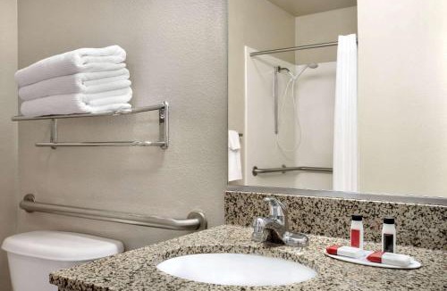 Clinton Hotel | Travelodge by Wyndham Clinton Valley West Court