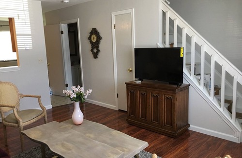 Waterbury Condo | Trendy & Timeless: Home away from home