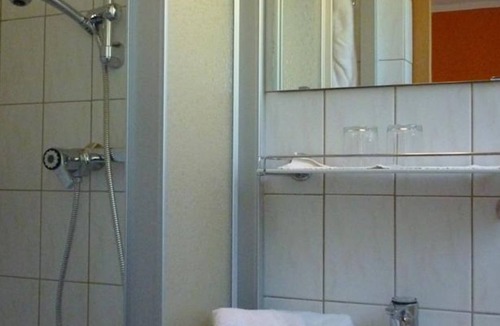 Ossiach House | Triple room with balcony and lake view - Hotel-Pension Brönimann