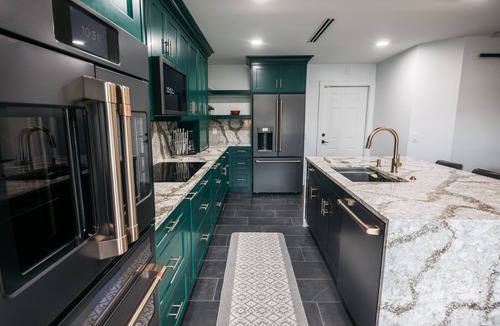 Palm Springs House | Tropical Oasis with Modern Kitchen & Private Backyard- 15 Min to Beach/Downtown