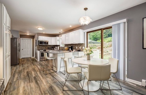 Roxbury House | "Tunnel" HEATED SPA-POOL Best Location! 1.5 Hrs NYC! PoshPadsCT Bike, Hike, Ski
