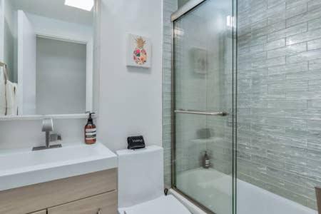 Palm Beach Apartment | Ultra modern Palm Beach Island 1 bedroom 400 SF Pool view suite 2 blocks to beach with free parking!