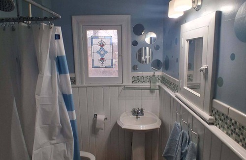 London Bed & Breakfast | Upper Floor of Restored Victorian Home - Family & Pet Friendly, Private Entrance