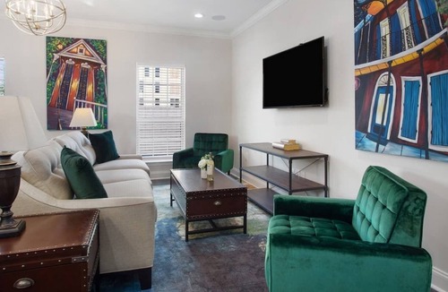 Tulane - Gravier House | VCAY-POLISHED home as your Social Distancing retreat!