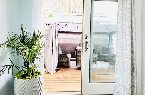 Bethpage House | Vibrant and Modern Home w/Charm! Centrally Located to NYC and The Hamptons!