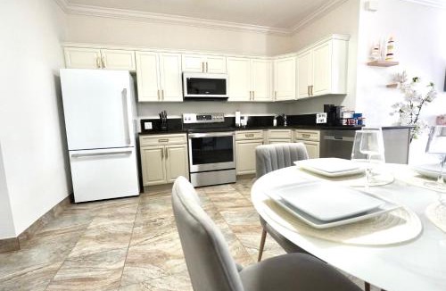 Crescent Beach House | Villa Fiorō -Bold Luxury 2BR - River & Coastal Vibe