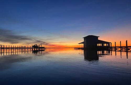 Crescent Beach House | Villa Fiorō -Bold Luxury 2BR - River & Coastal Vibe