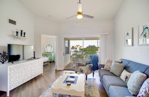 Ocean Side Village Condo | Walk to Canova Beach Park: Couple's Coastal Condo