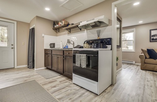 Ridgefield Cottage | Walk to Theaters & Dining! Ridgefield Gem w/Yard