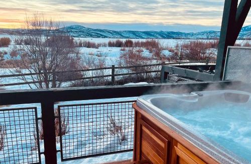 Kimball Junction House | Walkable Park Mountain Getaway: Hot Tub & Views!