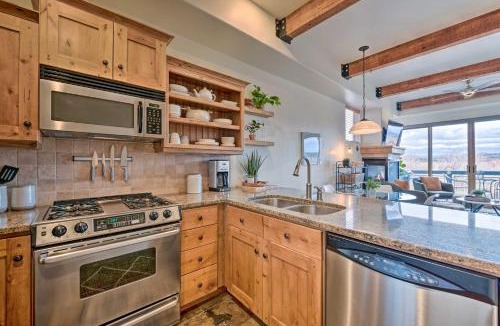 Kimball Junction House | Walkable Park Mountain Getaway: Hot Tub & Views!