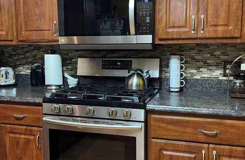Bergenfield House | Welcome to a comfortable, fully furnished 2-bedroom home located mins from NYC