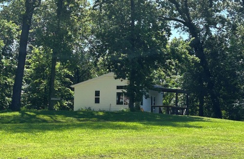 Savanna Cabin | Welcome to the Savanna Shire! Cozy one room cabin for a lovers getaway!
