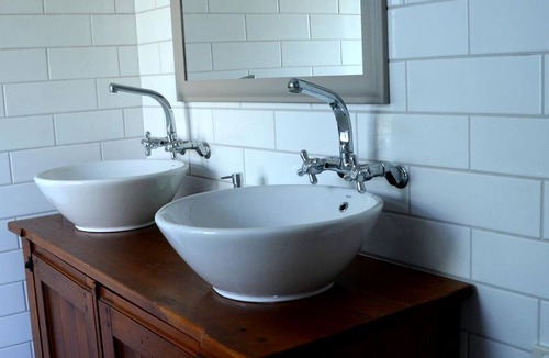 Pollok Cabin | Welcoming Suite Rental in a Country Bed and Breakfast near Auckland, North Island