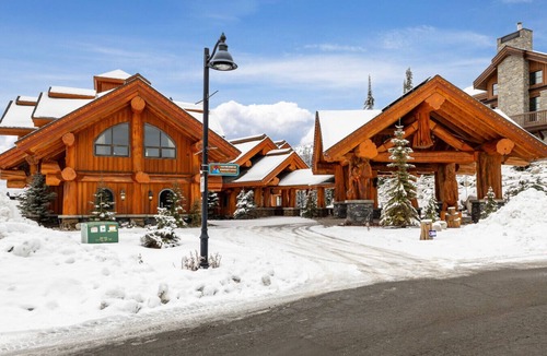 Big White Ski Resort Ski Chalet | White Spirit Lodge, Artisan Log Masterpiece Chalet